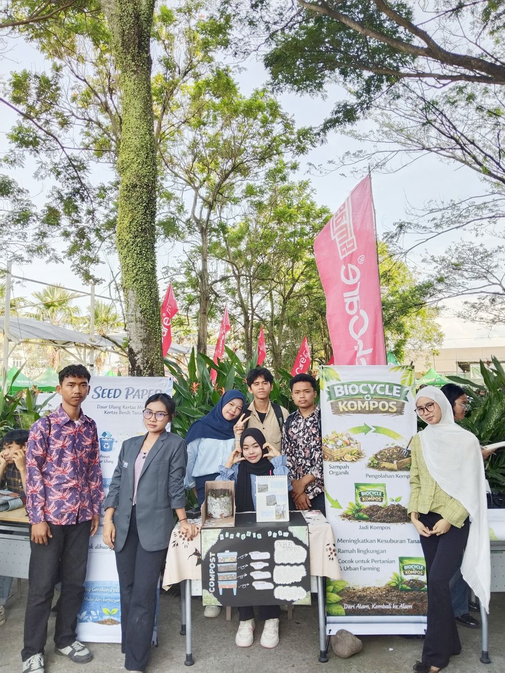 Pengolahan sampah organik menjadi pupuk kompos orang